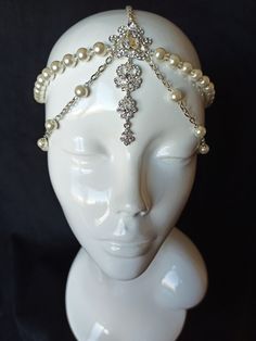 Hair Chain For Bride, 1920s Pearl Headpiece, Chain Hair Piece, 1920s Fashion Headpiece, Luxury Cream Headpieces For Events, Cool Headpieces, Cool Head Pieces, Head Jewelry Headpieces, Burlesque Jewelry