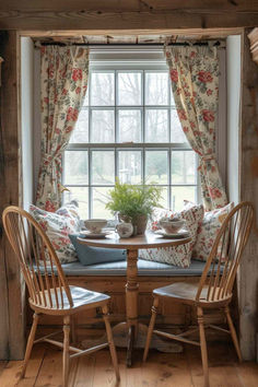 40+ Charming Farmhouse Breakfast Nook Designs for Your Countryside Corner Rustic Kitchen Curtains, Shabby Chic Farmhouse Decor, Banquette Design, Chic Farmhouse Decor, Cottage Dining Rooms