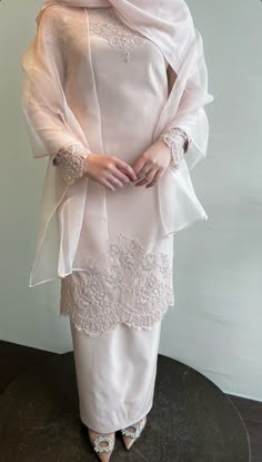 Shantung Silk Kurung Design, White Baju Kurung, Baju Kurung Wedding, Tunang Outfit, Kurung Nikah, Renda Kebaya