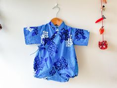 They are Hydrangea pattern kimono rompers for babies 💠 🌿Size ✴︎Size: Height 60-70cm/24-27 Inches   ✴︎Material: 100% Cotton (Japanese fabric) ✴︎Colour might be different depending on the viewer's screen settings ✴︎The Age: around 6 months to 12 months (Please check the babies) 📖 ✴︎You can adjust ties depending on the babies.  ✴︎They have two ties inside and outside and snap at the bottom for easy dressing!! ✈️ ✴︎For Japanese customers, the items will arrive within 3 to 5 days. ✴︎For international customers, the items will take approximately 15 days. ✴︎I will send this small pouch by Standard Airmail from Japan directly ✴︎Unfortunately, No insurance, No tracking number  I hope you have a great experience!🍡 Asian Newborn, Hydrangea Pattern, Baby Kimono, Kimono Pattern, Fabric Colour, Blue Birthday, Small Pouch, Gifts Baby, Easy Dressing