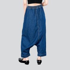 Step back in time with the 2023 Autumn Collection's 90's-trend unrubbed harem denim pants! With its baggy fit. high-waist cut. and rubber closure. these pants provide ultimate comfort while making a fashion statement that can't be ignored. Featuring a medium wash. these pants are the perfect balance of modern day style and yesteryear's charm.Distinctive Features: 90s Style: Experience the nostalgia of the 90s with these timeless harem pants! Medium Wash: Find the perfect balance between modern-d Casual Dark Wash Baggy Pants, Casual Baggy Dark Wash Pants, Casual Cotton Denim Blue Harem Pants, Casual Denim Blue Cotton Harem Pants, Baggy Denim Pants For Streetwear, Trendy Baggy High Waist Harem Pants, Baggy Indigo Cotton Bottoms, Baggy Indigo Bottoms With Pockets, Indigo Baggy Bottoms For Spring