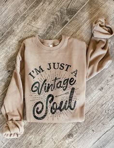 Vintage Soul Sweatshirt or Tee Retro Shirt - Etsy Mom Sweatshirt Sayings, Christmas Sweater Ideas, Sweatshirt Design Ideas, Fall Graphic Tees, Sweatshirt Ideas, Boho Sweatshirt, Womens Sweatshirts, Boutique Clothes