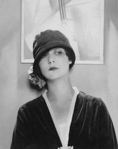 Edward Steichen, Model Wearing Velvet Cloche by Reboux, 1925. Image by © Condé Nast Archive/CORBIS Style Année 20, Louise Brooks, Flapper Girl, Paris Mode, 20s Fashion, 1920s Flapper, Flapper Style, Roaring Twenties