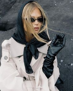 Leather Gloves Outfit, Gloves Aesthetic, Gloves Outfit, Black Leather Gloves, Black Gloves, White Coat, Old Money Aesthetic, Classy Women