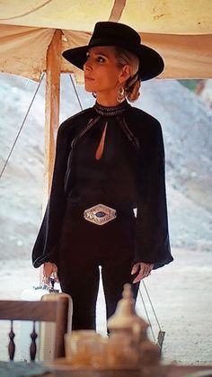 Folk Western Outfit, Elsa Pataky Tidelands, Elegant Western Outfits Women, Black Western Fashion, Luxury Western Outfit, Tidelands Outfits, Texas Glam Outfit, Sophisticated Western Outfits, Chic Rodeo Outfits For Women