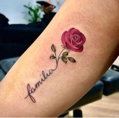 a rose tattoo on the arm that says familiar