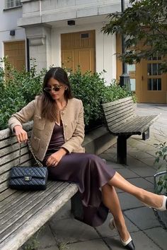 8 Old Money Colors for That Expensive Fall & Winter Look All Black Classy Outfits, Outfit Nero, White Skirt Suit, Long Brown Skirt, Chic Black Outfits, Interview Outfits, Classy Business Outfits, White Long Skirt