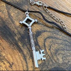 Brand New Anime Attack On Titan Eren Yeager Key Chocker / Necklace. Soft Rope Is 16 1/2” With A 2” Extension For The Perfect Fit. Disney Princess Necklace, Stainless Steel Cross Pendant, Conch Pearl, Skull Pendant Necklace, Attack On Titan Eren, Gothic Vintage, Princess Necklace, Chocker Necklace, Turquoise Bracelet Cuff