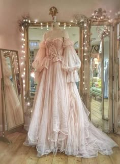 Gaun Abad Pertengahan, Gaun Fashion, Fantasy Gowns, Fairytale Dress, Princess Wedding Dresses, Ball Gowns Prom, Vestidos Vintage, Fantasy Dress, Princess Wedding