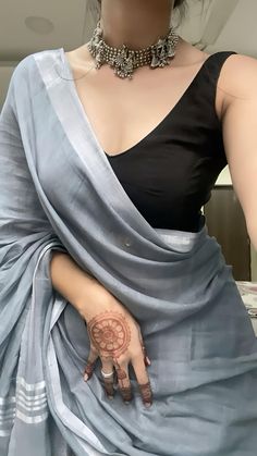 Silver Jewellery Outfit Indian, Oxidised Jewellery With Saree, Grey Saree Look, Indian Outfits Aesthetic, Indian Saree Aesthetic, Aesthetic Saree Look, Farewell Saree Ideas, Saree Styles For Farewell, Saree For Farewell