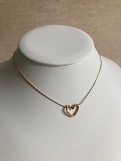 Jewellery Photo, High Jewelry Ring, Pretty Jewelry Necklaces, Heart Shaped Pendant Necklace, Headband Jewelry, Heart Shaped Pendant, Heart Shaped Necklace, Gold Rings Fashion, Mens Silver Necklace