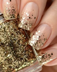 20 Diseños de uñas para tu graduación Gold Nail Designs, Gold Glitter Nails, Nail Art Glitter, Colorful Nails, Glitter Nail Polish, Nail Designs Glitter, Sparkly Nails, New Year's Nails, Gel Nail Designs