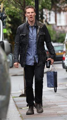 Belstaff Style, Belstaff Trialmaster, Benedict And Sophie, Masculine Aesthetic, Coat Styling, Men Street Styles, Rainy Sunday