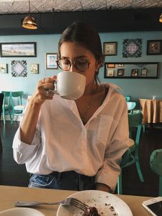 Poses On Shirt For Women, Casual White Button Up Outfit, Woman Drinking Coffee, Urban Fashion Editorial, Grunge Boots, Streetwear Spring, Mode Editorials, Fashion Catwalk, White Lady