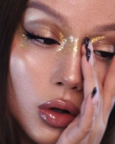 Halloween Makeup Rhinestones, Gold Rhinestone Makeup, Hades Town, Makeup Contouring, Maquillage On Fleek, Gold Makeup Looks, Rhinestone Makeup, Day Makeup Looks