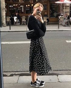 Chilly Weather Outfits, Style Inspiration Fall, Cool Street Fashion, Spring Outfits Casual, Mode Inspiration, Helsinki, Polka Dot Dress, Street Styles