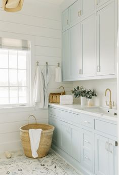 Want to bring a bit of the coast into your laundry room? Check out these top picks for coastal-inspired laundry room ideas, perfect for adding a touch of seaside vibe to your space! Nobody likes doing laundry, but it's something that will never go away. So why not at least enjoy the room you are in, right? I've found some stunning coastal laundry rooms and #laundryroomstorage Beachy Laundry Room, Coastal Laundry Room Ideas, Laundry Room Coastal, Beach House Laundry Room, Coastal Laundry, Laundry Room Ideas, California Coastal, Laundry Room Storage