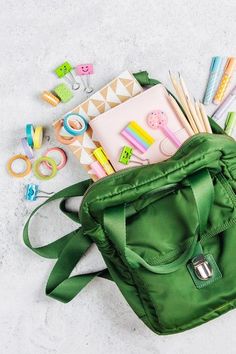 Back To School Flatlay, Back To School Product Photography, School Supplies Photography, School Supplies Pictures, Book Flat Lay, Back To School Photography, Photo Backpack, Back To University, Shooting Bags