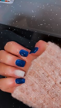 Winter Short Square Nails, Square Acrylic Nails Winter Color, Dark Blue Cute Nails, Trendy Nails Short Square Winter, Winter Nails Acrylic Short, Cute Winter Nails Acrylic Short, Short Acrylic Nails Winter, Cute Winter Nails Short, Navy And White Nails