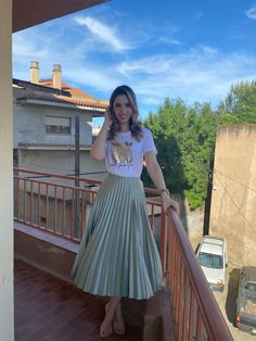 Elegant Skirt Outfits, Pinup Skirt, Pleated Fashion, Metallic Pleated Skirt, Modest Casual Outfits, Pleated Skirt Dress, Casual College Outfits, Elegant Dresses Classy