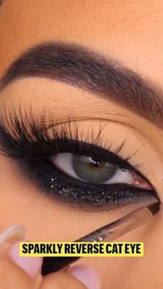 Reverse Cat Eye, Eyeshadow Guide, Quick Eye Makeup, Eyeliner Designs, Pretty Eye Makeup, Perfect Cat Eye, Beginners Eye Makeup, Makeup Face Charts