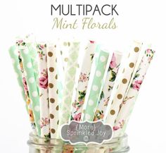 there are many paper straws with flowers on them