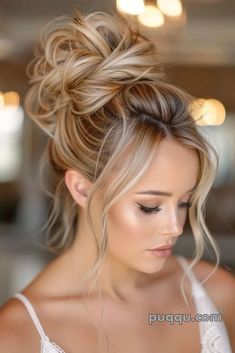 #cooperbalayagebrunettes #fluffybobblackwomen #ιδεεςγιακουρεματα #warmhoneyblonde #crazyhairday Chic Updo Wedding, Side Part Wedding Hair Updo, High Ponytail Updo, Simple Wedding Updo, Fancy Updos, Bride Hairstyles Updo, Wedding Hair Up, Mother Of The Bride Hair