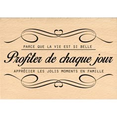 a wooden plaque with the words profite de chage jour