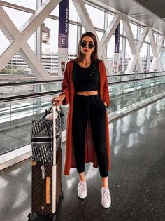 Struggling to figure out what to wear on a plane? These are the best outfits for traveling on a plane including the best outfits for long flights. | best outfits for traveling on a plane casual | best outfits for flying travel | best outfits for flying travel summer | outfits for plane travel airport style | best travel outfits for women plane | travel outfits airport style | travel outfits airplane | travel outfits airport long flight | cute travel outfits airport chic casual Moda Casual Chic, Chic Travel Outfit, Minimal Stil, Casual Chique Stijl, Cute Travel Outfits, Fall Travel Outfit, Koral Activewear