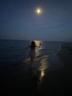 Ocean At Night, Beach At Night, Fotografi Vintage, Night Vibes, In The Ocean, 인물 사진