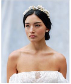 Fleurs d’Amour | Wedding Hair Crown Fleurs d’Amour crown has us thinking of the English cottage garden where flowers trail endless and follow no set path. An asymmetrical delicate floral crown of woven vines decorated with handcrafted clay flowers and flower buds in soft ivories tied together with tiny pearl branches and set among golden leaves Fleurs d’Amour is the perfect finishing piece for garden style weddings, suited to most modern and clas Hair Crown Wedding, Floral Bridal Crown, Wedding Hair Crown, Tiara Floral, Hair Crown, Headpiece Bridal, English Cottage Garden, Crown Wedding, Floral Headpiece