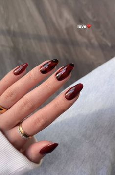 Brick Red Nails Design, Red Nails With Tortoise Shell, Red Tortishell Nails, Maroon Design Nails, Burgundy Tortoise Shell Nails, Red Tortoise Nails, Brown And Burgundy Nails, Burnt Red Nails, Nails Cool Design