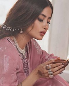 Ali Aesthetic, Gals Photos, Ethnic Hairstyles, Vintage Photoshoot, Desi Fashion Casual, Front Hair Styles, Bridal Photoshoot, Bridal Makeup Looks, Classy Photography