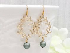 Green Wedding Jewelry, Mom Prom, Chandelier Earrings Wedding, Gold Laurel Wreath, Wreath Earrings, Wedding Earrings Chandelier, Pearl Chandelier Earrings, Pearl Chandelier, Laurel Leaf