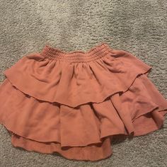 Cute Flattering Aerie Skirt Perfect For Fall! Casual Short Ruffled Skirt, Cute Lined Skirt, Cute Tiered Skirt Bottoms With Elastic Waistband, Cute Tiered Skirt For Vacation, Casual Pink Tiered Skirt, Flowy Flared Orange Skirt, Orange Tiered Lined Skirt, Orange Flowy Tiered Skirt, Aerie Skirt