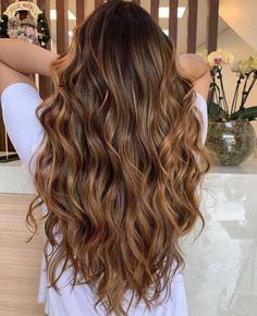 For those who prefer a more natural look, soft caramel blonde offers the perfect balance. Balayage Hair Caramel, Rambut Brunette, Honey Brown Hair, Brown Hair Looks, Brown Hair Inspo, Hair Color Caramel, Brunette Hair With Highlights, Caramel Blonde, Long Hair Color