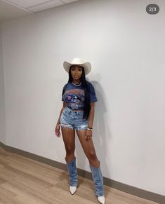 Black Cowgirl Outfit, Houston Rodeo Outfit, Boots Shorts, Cowgirl Outfits For Women, Denim Cowgirl, Cowgirl Boots Outfit, Layer Cut, Black Boots Outfit