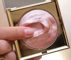 DIY Cream Highlighter Large Pores On Face, Diy Highlighter Makeup, Diy Makeup Palette, Pores On Face, Applying Highlighter, Makeup At Home, Homemade Makeup, Diy Cream, Normal Skin Type