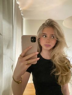 90's haristyle, mirror pic, blond, girls American Beauty, Dream Hair, Aesthetic Hair, Blonde Girl, Hair Highlights, Pretty Hairstyles, Hair Looks, Hair Goals