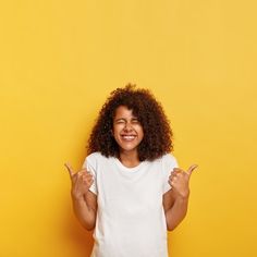 Feliz dama étnica llena de alegría con c... | Free Photo #Freepik #freephoto #mujer #chica #cara #sonrisa Dark Curly Hair, Yellow Wall, Yellow Walls, Afro Women, Hello Fall, Girls Show, Plain Tshirt, Young And Beautiful