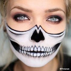 Skeleton Makeup Half Face, Half Face Halloween Makeup, Halloween Zombie Makeup, Half Face Makeup, Skull Face Paint, Halloween Make-up Looks, Creepy Halloween Makeup, Halloween Makeup Diy