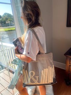 Rainy Day Book Aesthetic, Reading On Vacation Aesthetic, Picking Daises On Sundays Book Aesthetic, Beach Read Book Aesthetic, Reading Books On The Beach Aesthetic, Bookish Aesthetic, Lazy Morning, Aesthetic Photoshoot, Reading Aesthetic