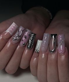 Nail Ideas With Silver, Birthday Nails Glam, Black Unique Nails, Medium Square Acrylic Nails Winter, Pink Alt Nails, Crome Nails Designs Square, Pink And Silver Nail Designs, Y2k Star Nails, Birthday Nail Set Ideas