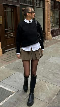 Adrette Outfits, Rok Mini, Skirt And Boots, Fest Outfits, Chique Outfits, London Outfit, Rock Outfit, Skirts With Boots, Miniskirt Outfits