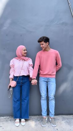 Couple Islam, Dream Dates, Couple Pose, Outfit Hijab, Ootd Hijab, Couple Outfits, Couple Posing, Dates, Winter Jackets