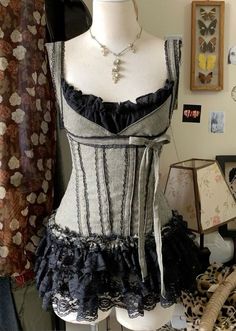 Female Guitarist Outfit, Outfits On Mannequins, Lacy Clothes, Fatal Frame Outfit, Victorian Inspired Dress, Corset Outfit Ideas, Mood Board Fashion Inspiration, Date Outfit Ideas, Skirt Corset