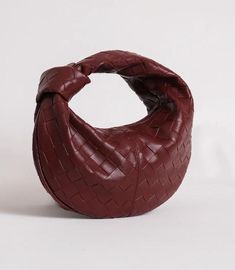 Mini Top Handle Premium Vegan Leather Bag | Woven Knot Bag | Braided Clutch Bag | Small Luxury Evening Party Purse | Boho Dumpling Handbag Have questions? We love to chat. Handmade in Turkey by our craftswomen. Please note that all items are knitted by hand and therefore each item is unique. While most orders are shipped within the next few days, some colors and sizes are made to order, hence can take up to 10 business days to ship. ❤ Detailed measurements: Width: 26 cm Depth: 7 cm Interior: Lin Knot Bag, Party Purse, Mini Top, Boho Purses, Vegan Leather Bag, Handbag Straps, Mini Handbags, Evening Party, Small Bags