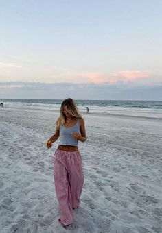 Stripe Pants Outfit, Beach Girl Outfits, Outfit Verano, Outfit Inso, Hawaii Outfits, Beach Fits, Estilo Hippie, Summer Outfit Ideas, Summer 24