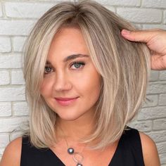 Neck Length Hair, Womens Haircuts Medium, Fine Straight Hair, Bob Hairstyles For Fine Hair, Shoulder Length Hair Cuts, Chic Hairstyles, Mid Length Hair