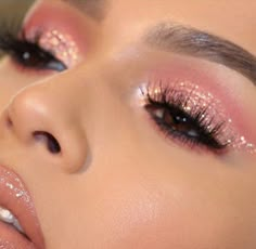 Rosa Make-up, Pink Eye Makeup Looks, Eye Makeup Glitter, Winged Cat, Make Up Designs, Everyday Eye Makeup, Eye Makeup Looks